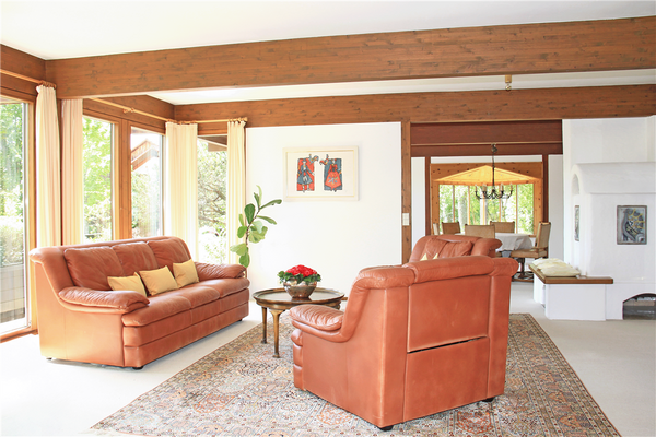 Wohnzimmer mit bodentiefer Fensterfront