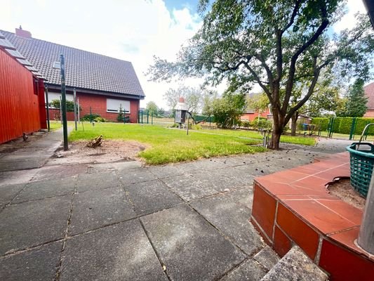 Blick in den Garten von der Terrasse