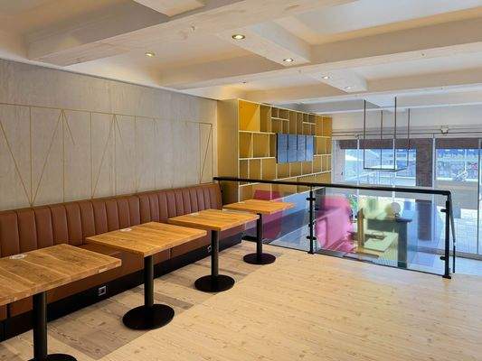 Blick von der Empore zum Tresen.jpg