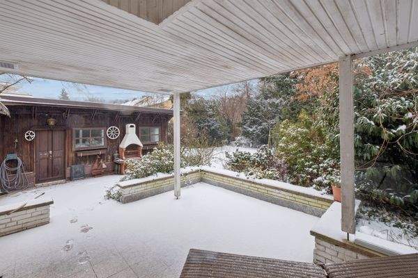 Überdachte Terrasse mit Blick in den Garten