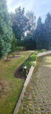 Einfahrt zum Hof mit Garagen