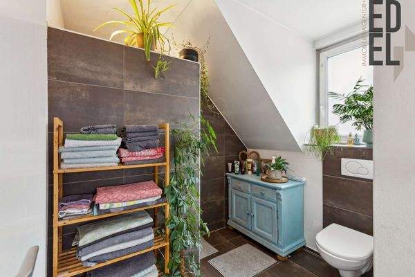 Badezimmer mit WC und Dusche