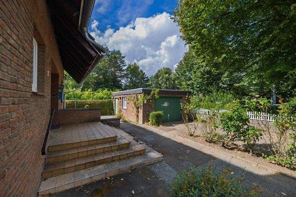 Hauseingang und Garage