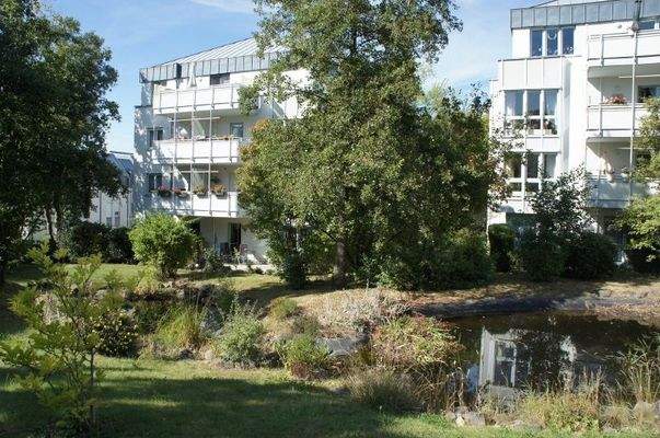 Umgebungsbebauung mit Teich