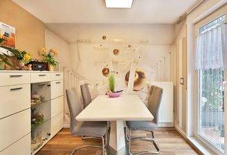 Essbereich in der Küche mit Zugang zur Terrasse