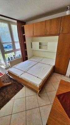 Doppelklappbett im Wohnzimmer