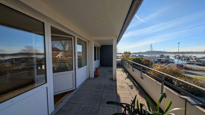 Großer Balkon mit Blick über den Hafen