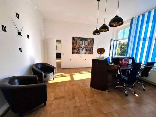 Wohnzimmer mit Zugang Terrasse.jpg