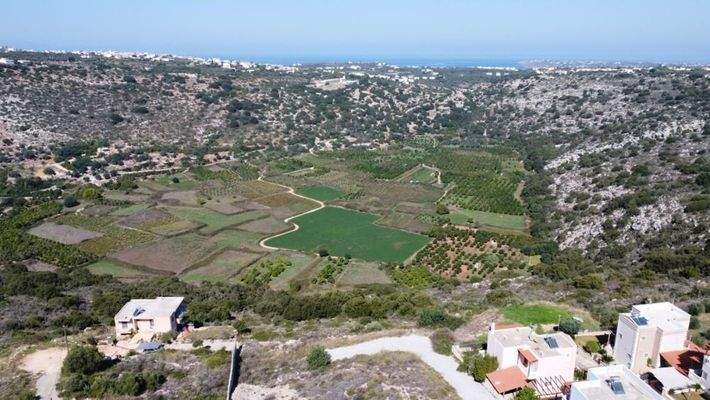 Kreta, Argoulides: Hügelgrundstück mit offenem Meerblick zu verkaufen