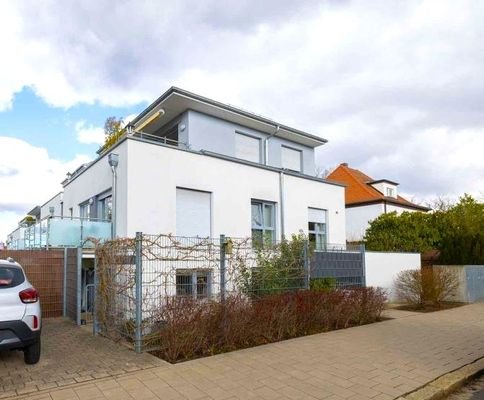 Hausansicht mit Stellplatz
