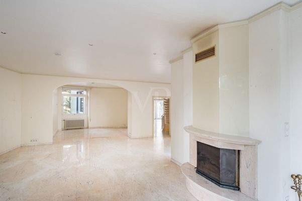 Wohnzimmer mit Kamin