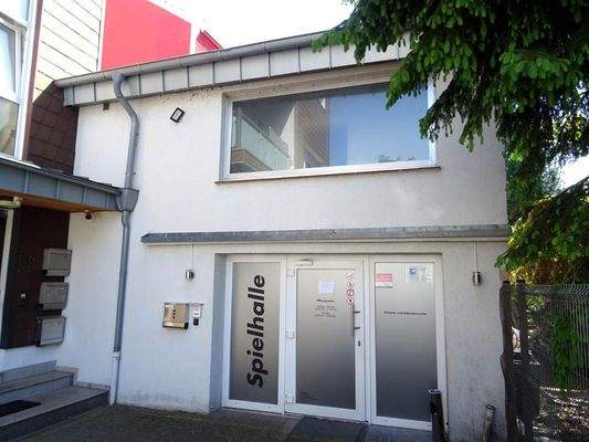 Spielhalle Hofeingang.jpg