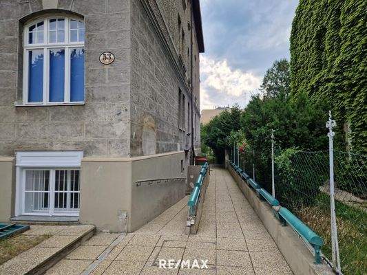 Eingang über die Rampe links