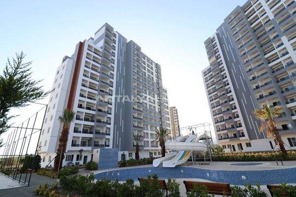 Modern Flats Rich Featured Complex Close to the Sea in Mersin
