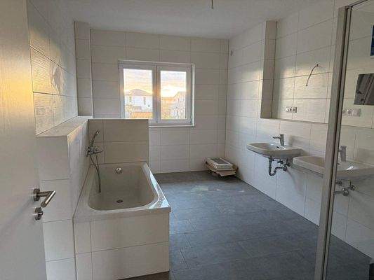 Badezimmer mit Dusche und Badewanne (Obergeschoss)