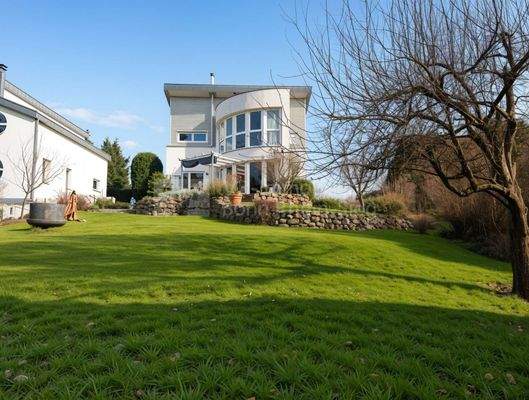 Haus Gartenansicht von weiten - (KI bearbeitet)