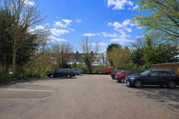 Parkplatz (KI-bearbeitet)