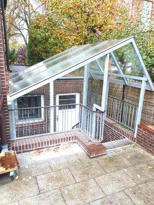 Überdachter Kellerzugang (Souterrain)