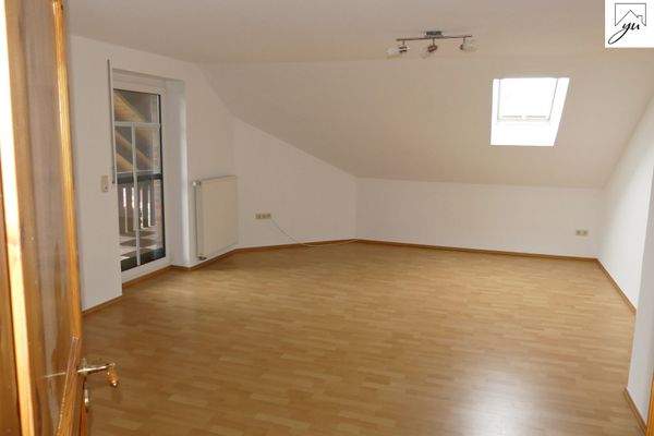 Schlafzimmer mit Zugang zur Loggia und einem Ankleidezimmer