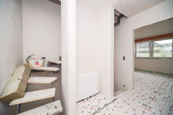 Flur/ Treppenaufgang 1OG zum DG