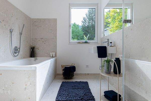 Das Tageslicht-Badezimmer mit Badewanne und Walk-in-Dusche