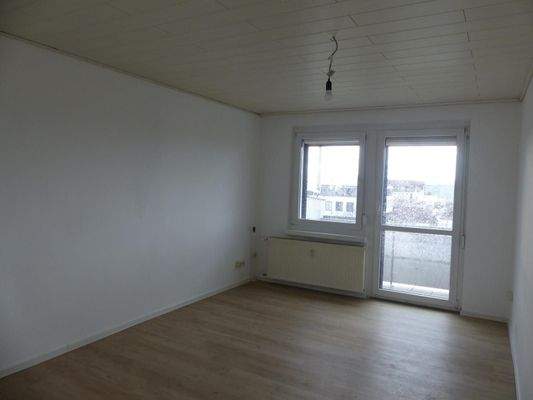 Wohnzimmer mit Austritt auf den Balkon