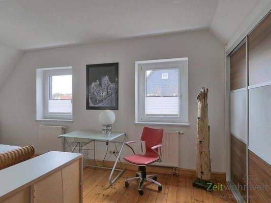 kleiner Arbeitstisch im Schlafzimmer