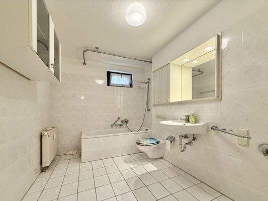 Bad mit Wanne im Souterrain