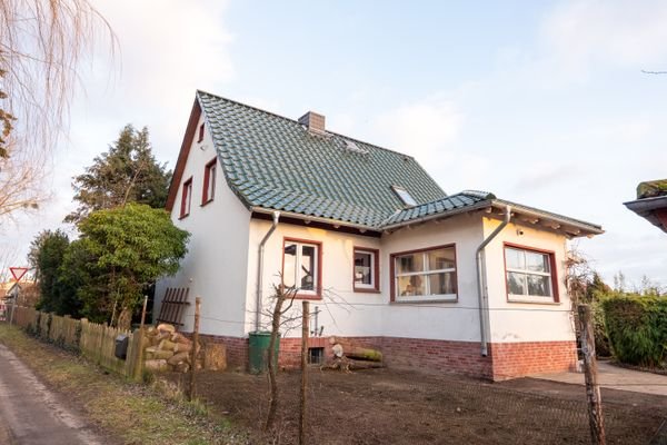 Blick auf Haus mit Veranda