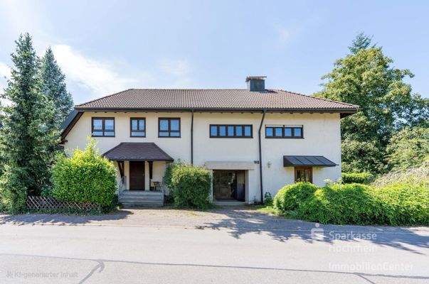 mit KI bearbeitet bzw. einen Baum entfernt, um mehr vom Haus zu sehen