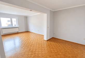 Wohn-Esszimmer (KI-bearbeitet: Gegenstände entfernt)