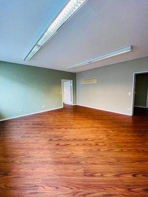 Zwei Büros mit Durchgangstür