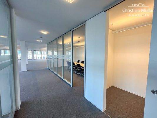 großzügige Abstellraum im Eingangsbereich der 524 m² großen Fläche