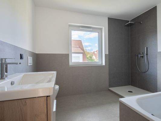 Helles Badezimmer mit Dusche und Wanne