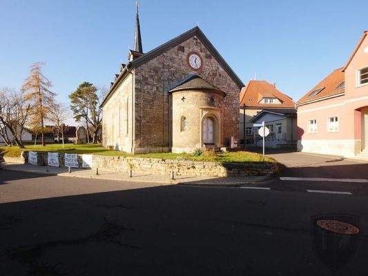  Gegenüber die Evangelische KIRCHE St. Ursula