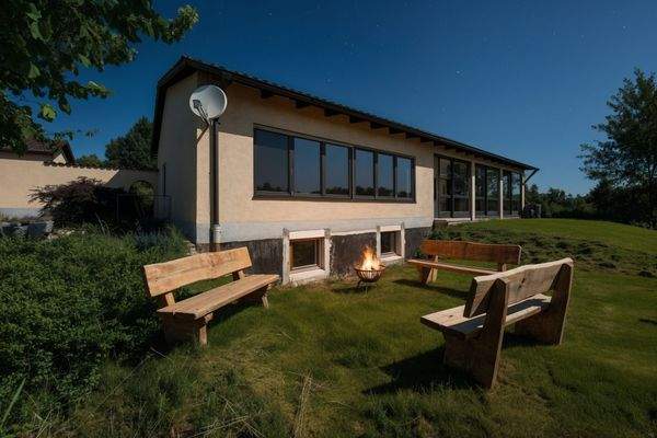 Außenansicht/Garten bei Abend mit Lagerfeuer (Ki generiert)