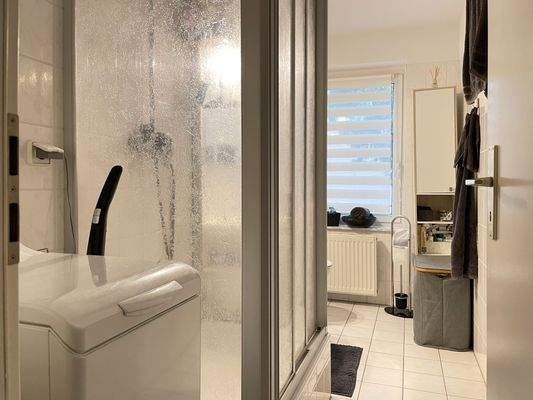 Badezimmer mit Dusche und Fenster.JPG