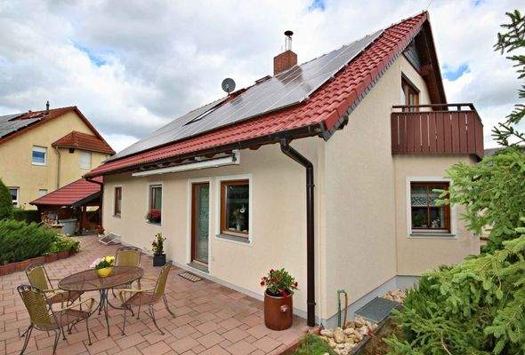 Rückseite mit Terrasse 