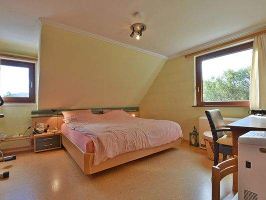 ... sind, durch jeweils zwei Fenster, hell und freundlich