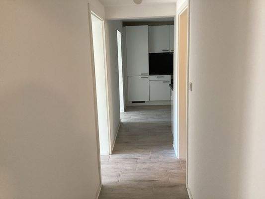 Die Diele um die Ecke vom Wohnungseingang aus gesehen...