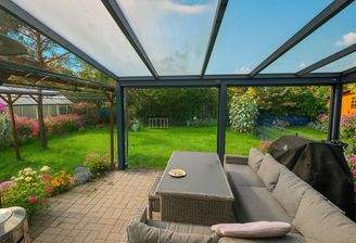 Großer Gartenpavillon bei Tageslicht