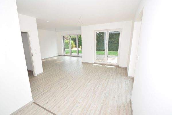 Großes Wohnzimmer mit vielen Stellmöglichkeiten für Ihre Möbel