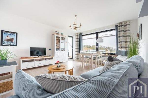 Heller Wohn- und Essbereich mit Balkonzugang