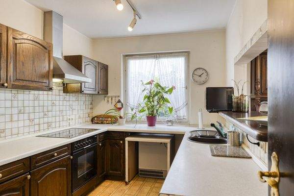 Praktische Küche mit Durchreiche zum Esszimmer