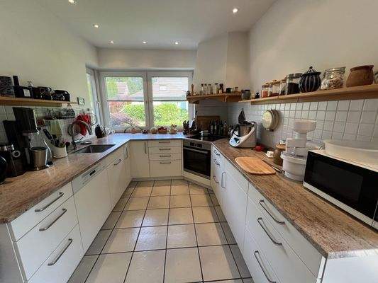 Küche mit Einbaumöbeln