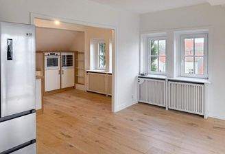 Blick vom Wohn- und Essbereich zur Küche