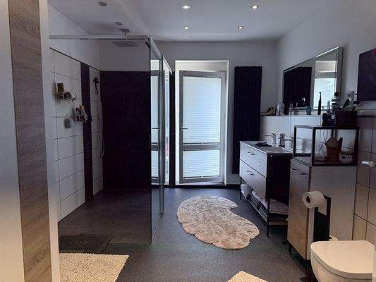 1.OG links Badezimmer Bild 1