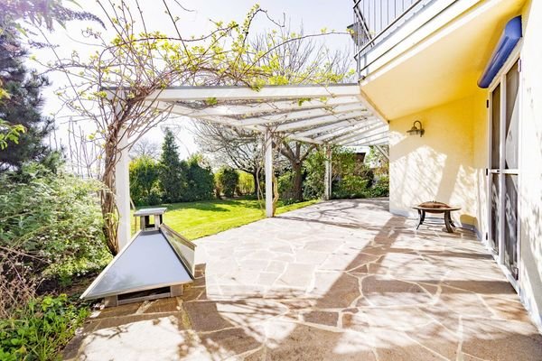 Die überdachte Terrasse läd zum Verweilen ein. 