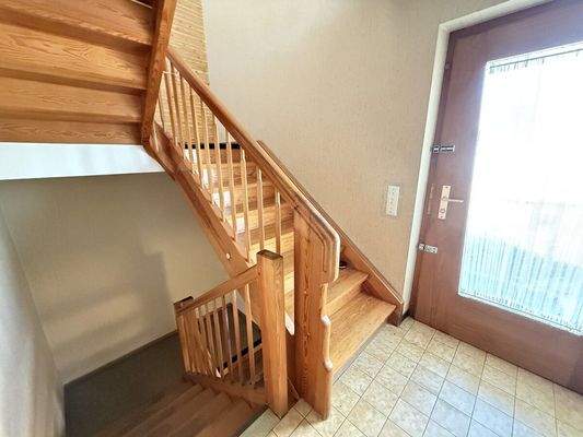  Treppenhaus EG mit Eingang