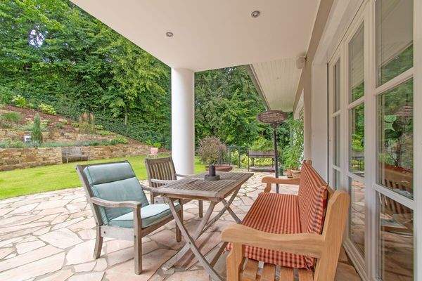 Überdachte Terrasse mit Blick in den traumhaften G